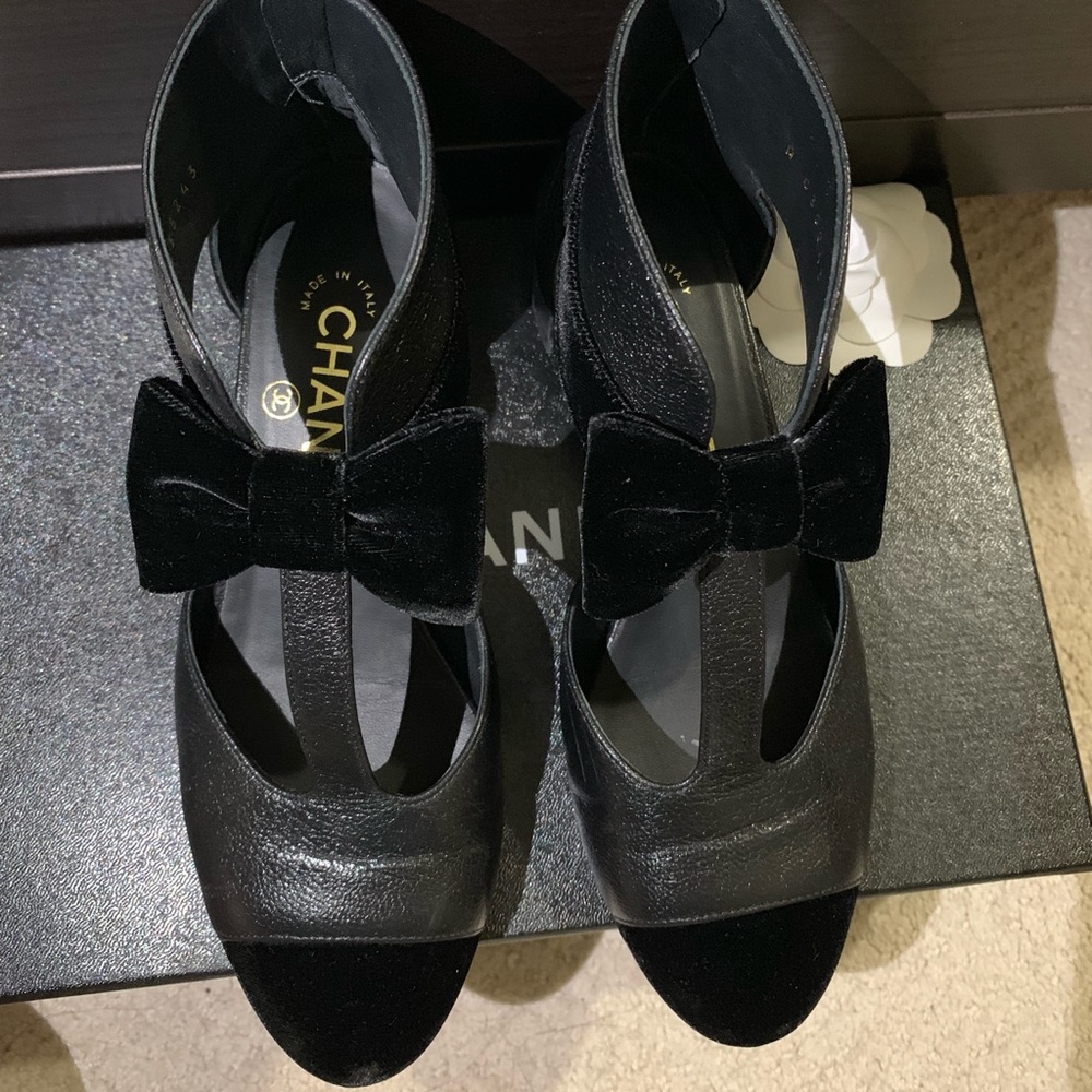 Chanel Lambskin cap toe pumps Size 5US - Picture 4 of 4